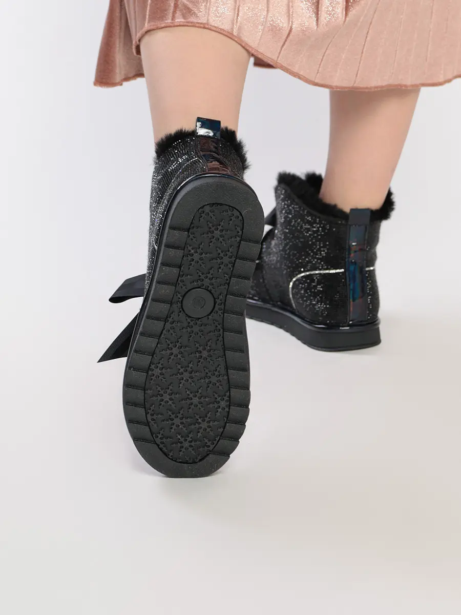 Ботинки черного цвета с декором стразами